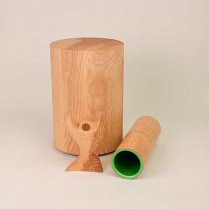 Holzurne in Esche mit Erinnerungsstück – Lebensbaum & Vase