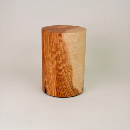 Holzurne in Esche mit Erinnerungsstück – Lebensbaum & Vase
