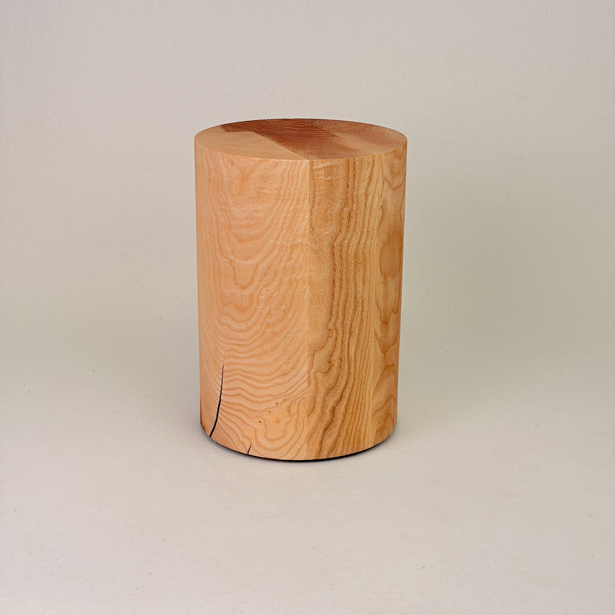 Holzurne in Esche mit Erinnerungsstück – Lebensbaum & Vase