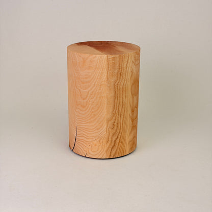 Holzurne in Esche mit Erinnerungsstück – Lebensbaum & Vase
