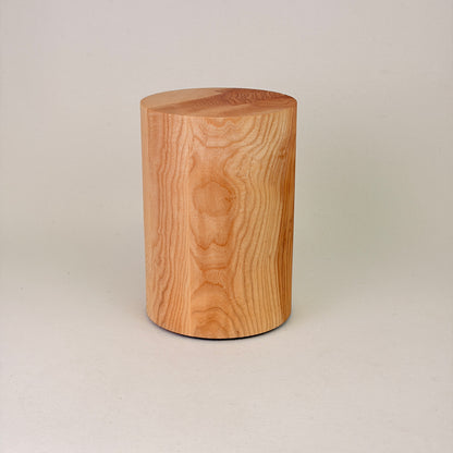 Holzurne in Esche mit Erinnerungsstück – Lebensbaum & Vase