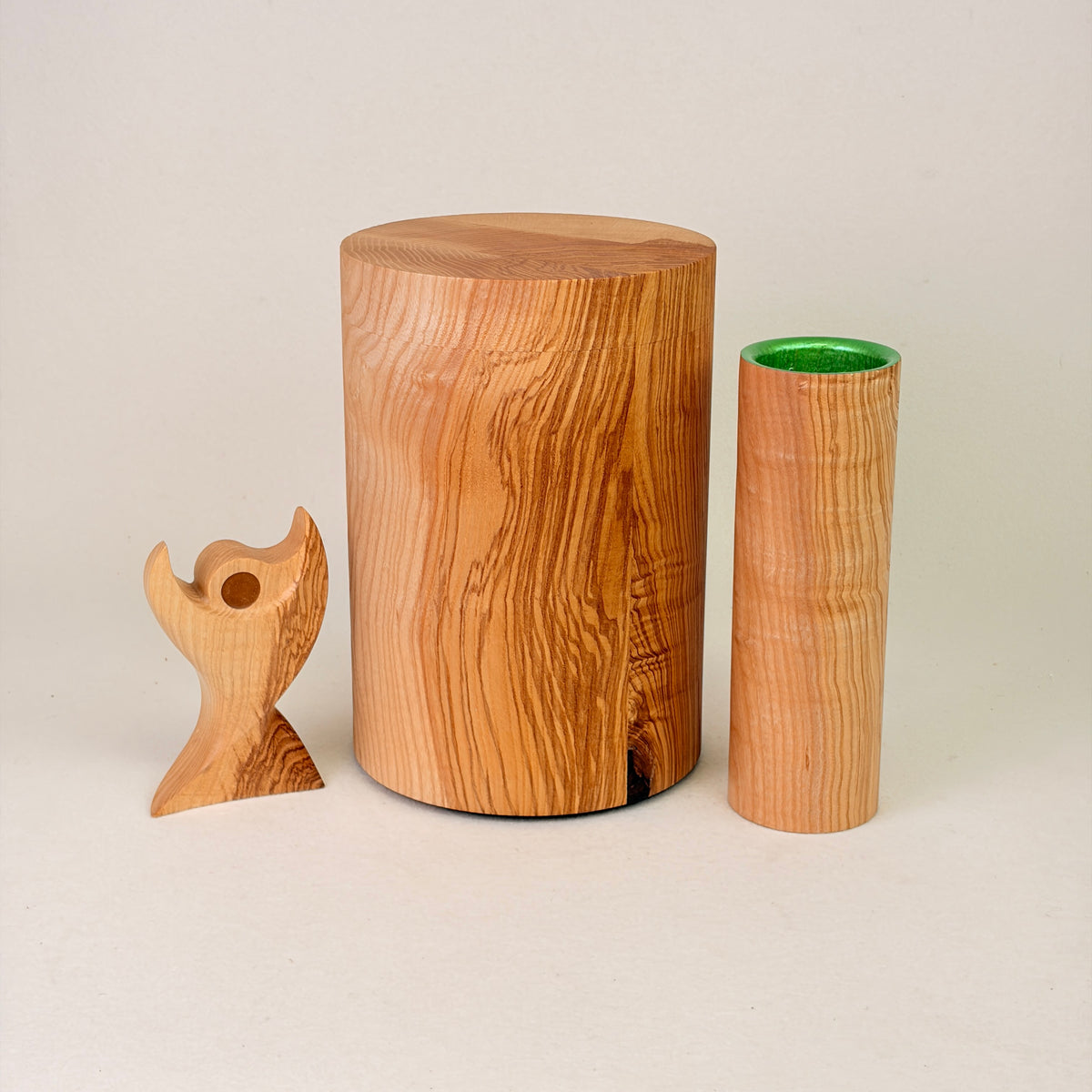 Holzurne in Esche mit Erinnerungsstück – Lebensbaum & Vase