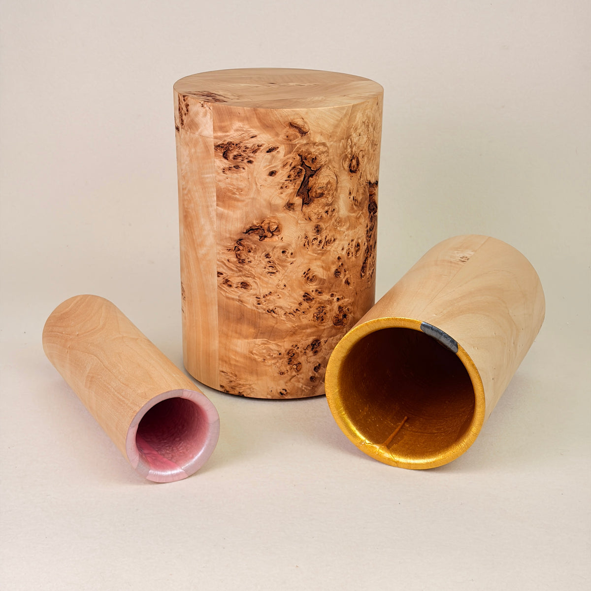 Holzurne in Maserpappel mit Erinnerungsstück – Vase