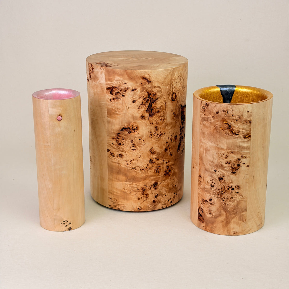 Holzurne in Maserpappel mit Erinnerungsstück – Vase