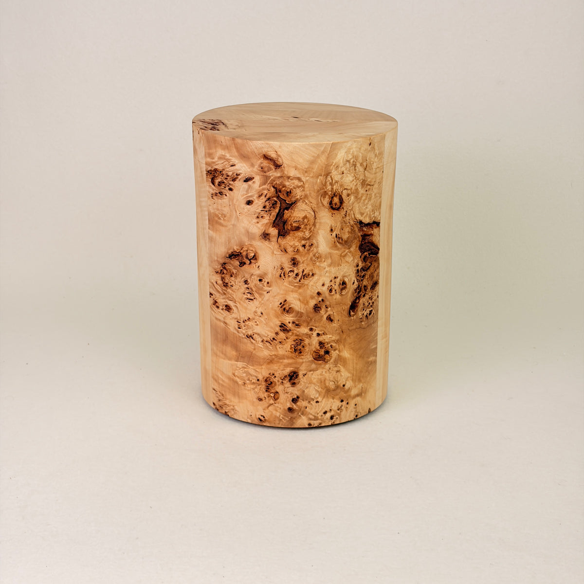 Holzurne in Maserpappel mit Erinnerungsstück – Vase