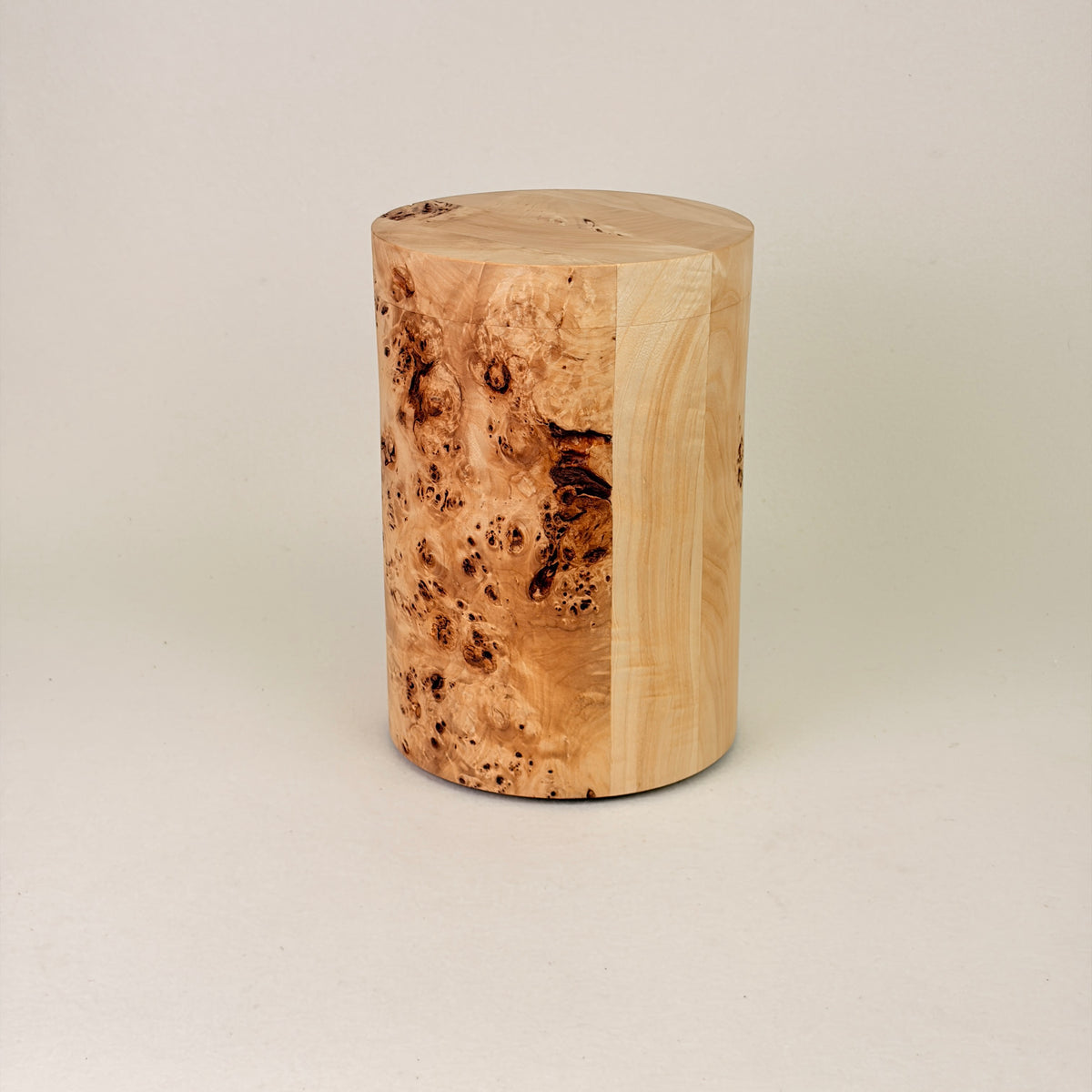 Holzurne in Maserpappel mit Erinnerungsstück – Vase