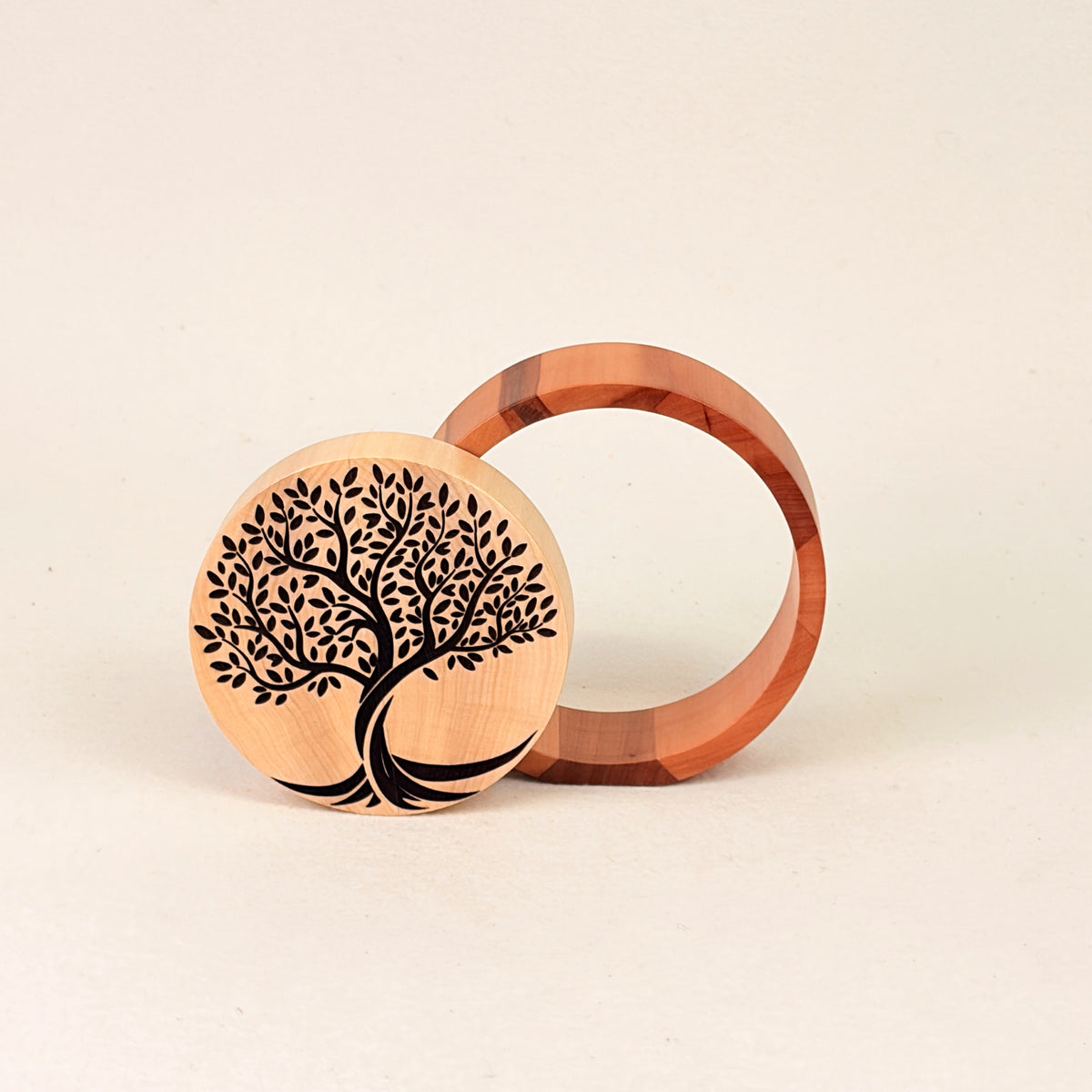 Erinnerungsstück aus Holz: Lebensbaum mit Ring
