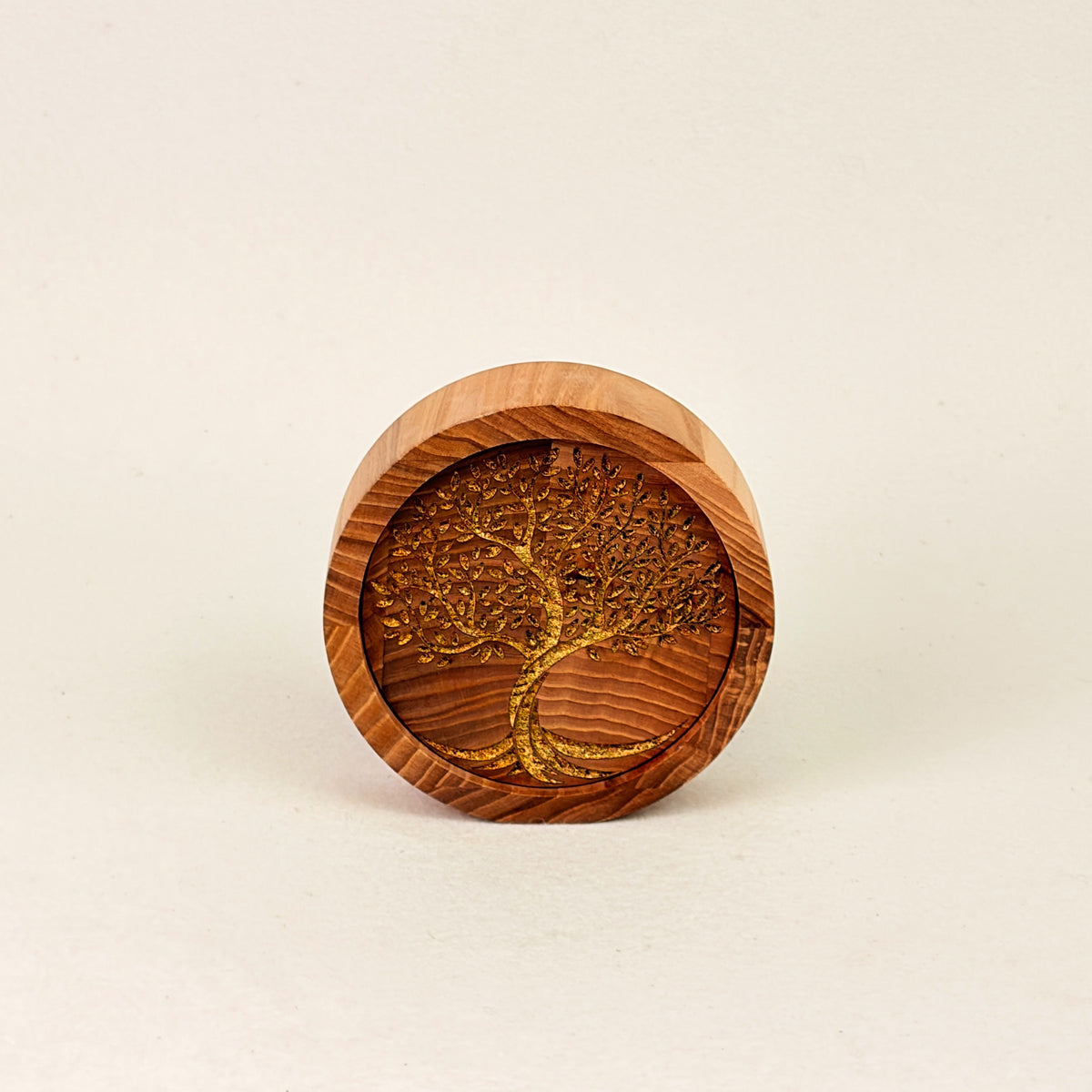 Erinnerungsstück aus Holz: Lebensbaum in Gold mit Ring