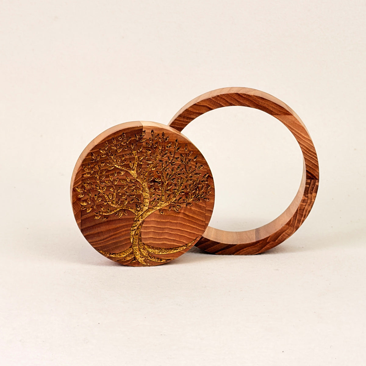 Erinnerungsstück aus Holz: Lebensbaum in Gold mit Ring