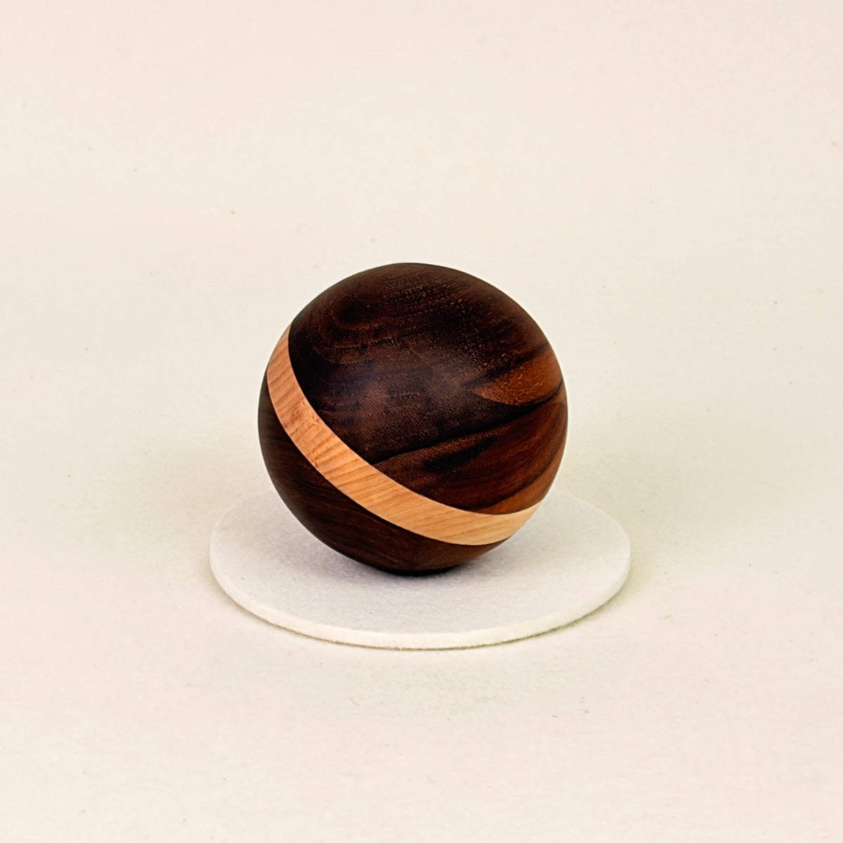 Erinnerungsstück aus Holz: Kugel aus Nussbaum