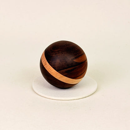 Erinnerungsstück aus Holz: Kugel aus Nussbaum