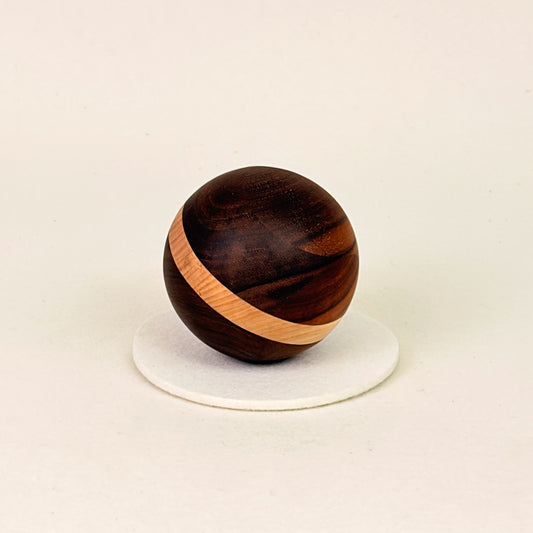 Erinnerungsstück aus Holz: Kugel aus Nussbaum
