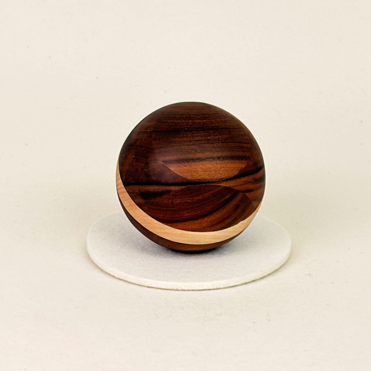 Erinnerungsstück aus Holz: Kugel aus Nussbaum