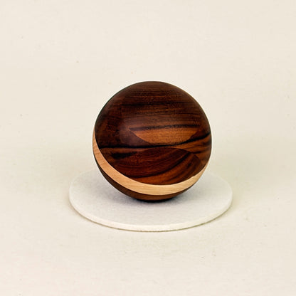 Erinnerungsstück aus Holz: Kugel aus Nussbaum