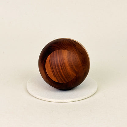 Erinnerungsstück aus Holz: Kugel aus Nussbaum