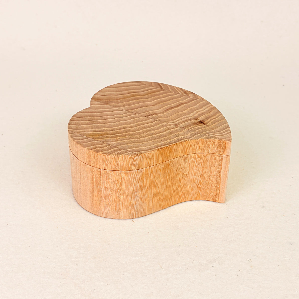Erinnerungsstück aus Holz: Schatulle Herz