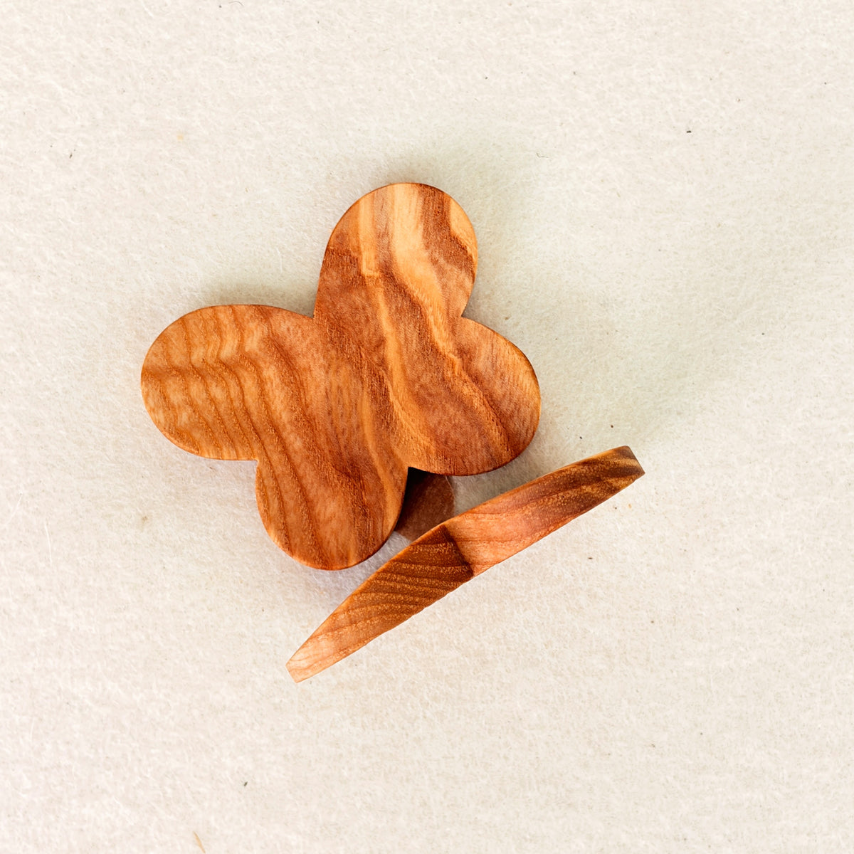Erinnerungsstück aus Holz: Handschmeichler Schmetterling - 2 aus 1