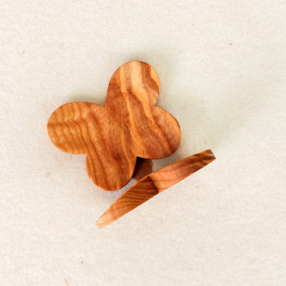 Erinnerungsstück aus Holz: Handschmeichler Schmetterling - 2 aus 1