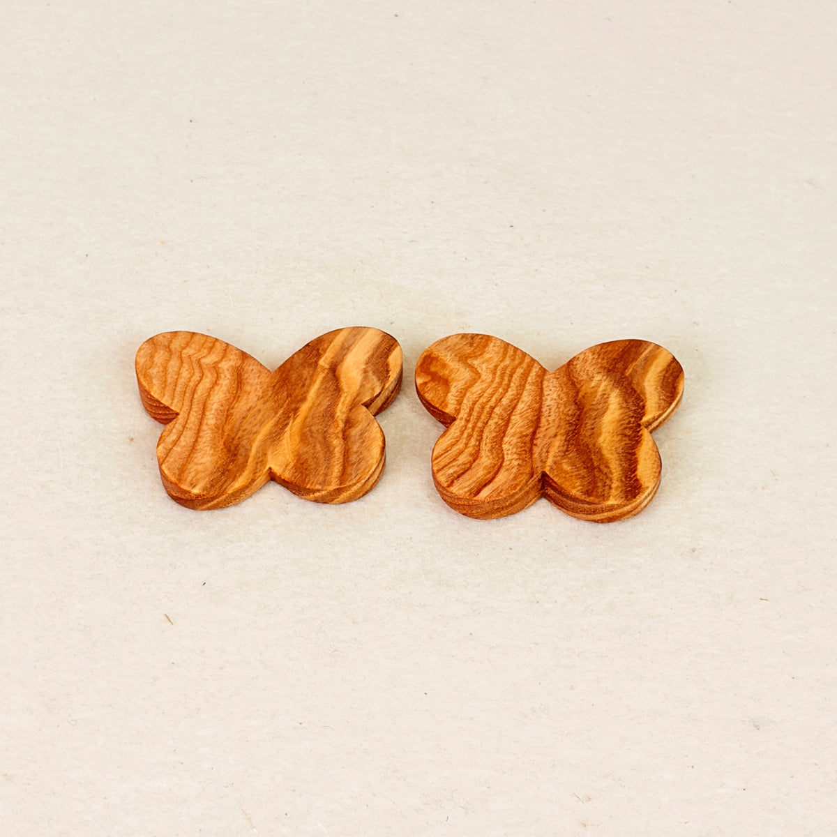 Erinnerungsstück aus Holz: Handschmeichler Schmetterling - 2 aus 1