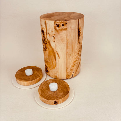 Holzurne in Maserpappel mit Erinnerungsstück "Holzscheibe in Schalenform"