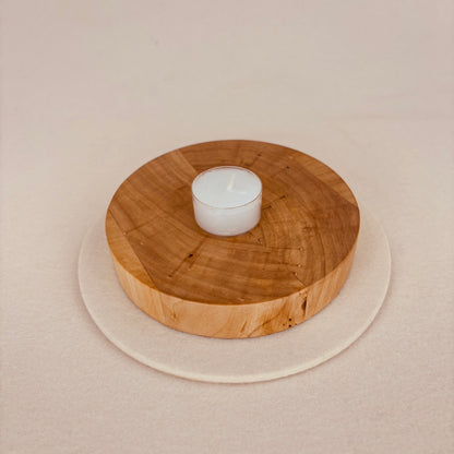 Holzurne in Maserpappel mit Erinnerungsstück "Holzscheibe in Schalenform"