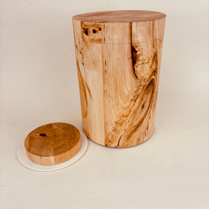 Holzurne in Maserpappel mit Erinnerungsstück "Holzscheibe gerade Form"