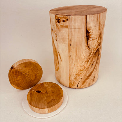 Holzurne in Maserpappel mit Erinnerungsstück "Holzscheibe gerade Form"