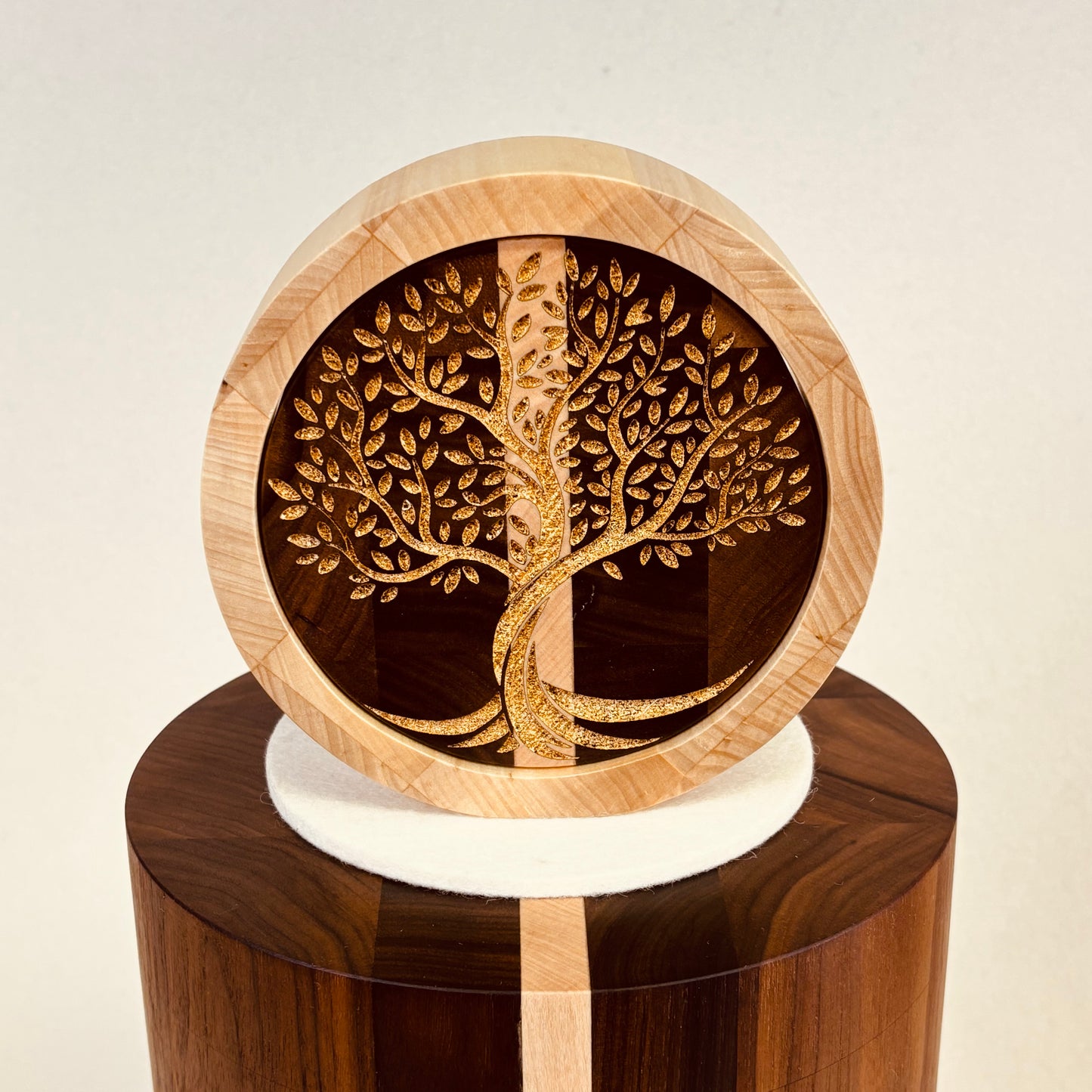 Holzurne "Nussbaum und Linde" mit  Lebensbaum (3 Stück) - 261