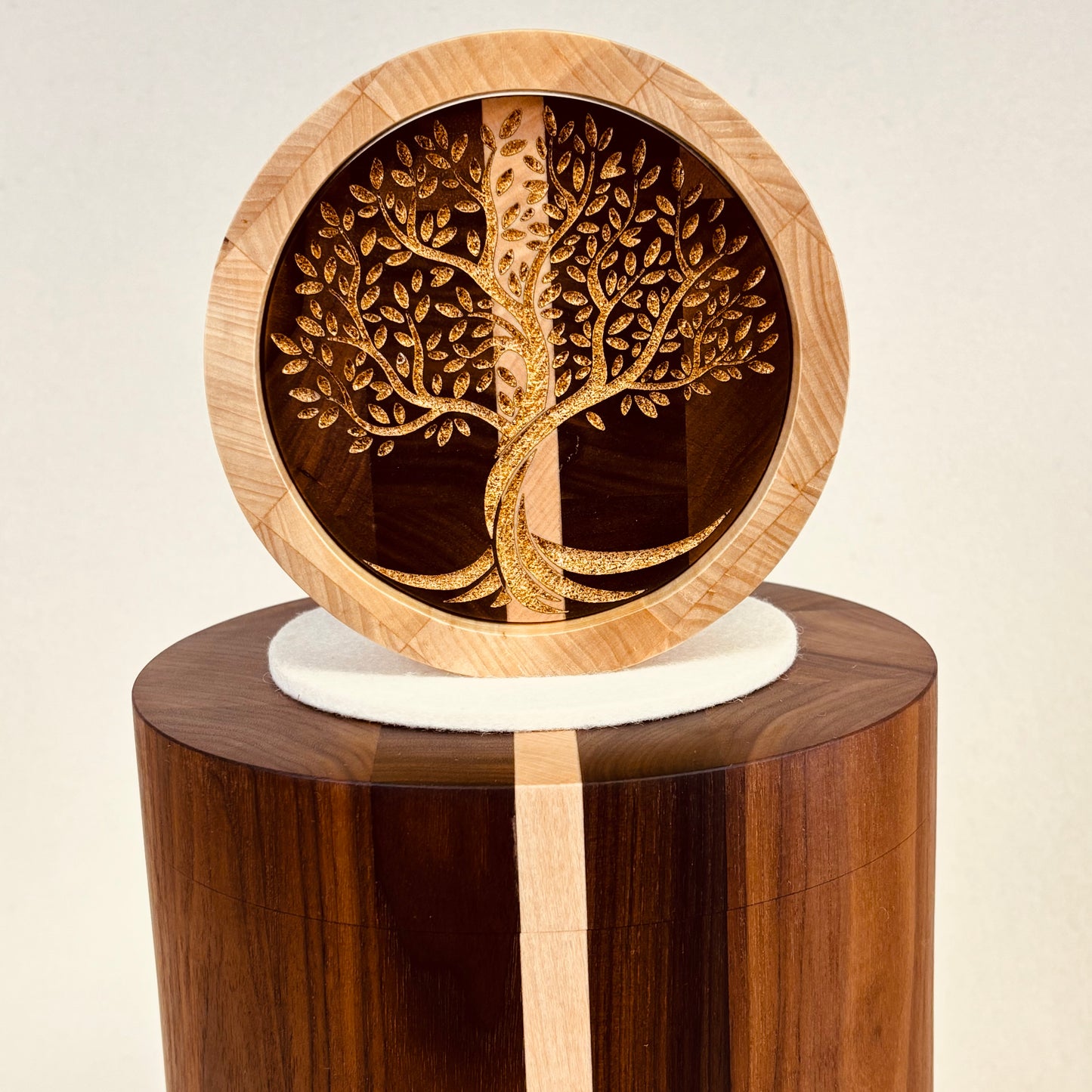 Holzurne "Nussbaum und Linde" mit  Lebensbaum (3 Stück) - 261