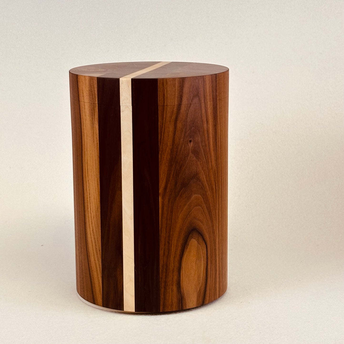 Holzurne "Nussbaum und Linde" mit  Lebensbaum (3 Stück) - 261