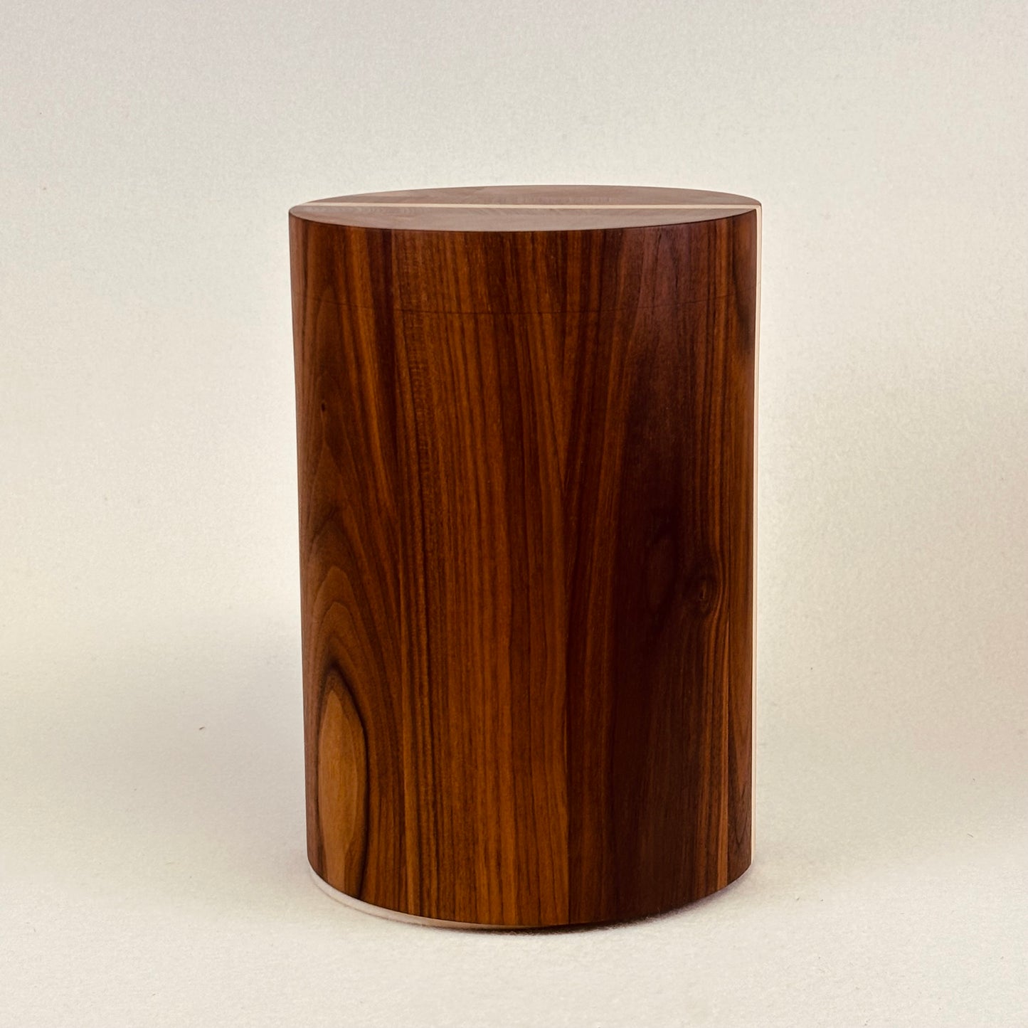 Holzurne "Nussbaum und Linde" mit  Lebensbaum (3 Stück) - 261