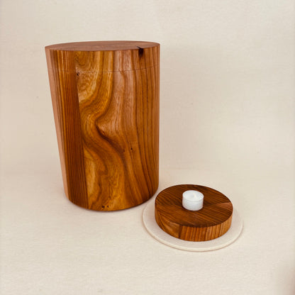 Holzurne in Ulme mit Erinnerungsstück"Holzscheibe in Schalenform"