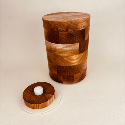 Holzurne in Ulme mit Erinnerungsstück"Holzscheibe in Schalenform"