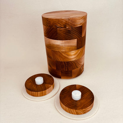 Holzurne in Ulme mit Erinnerungsstück"Holzscheibe in Schalenform"