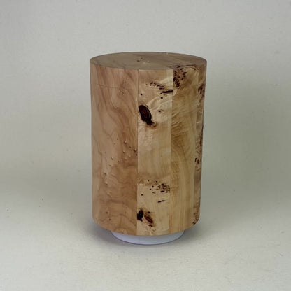 Holzurne in Maserpappel mit Erinnerungsstück – Vase